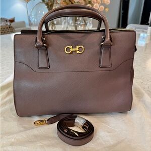 Salvatore Ferragamo Beky Calf Leather Handbag - Mocha